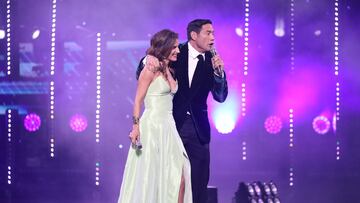 Vina del Mar, 01 de marzo de 2024.
Los animadores Maria Luisa Godoy y Francisco Saavedra durante la ultima noche del Festival de Vina 2024.
Aton Chile