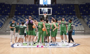 El Unicja en círculo antes del entrenamiento.