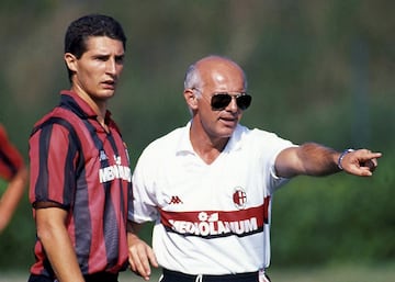 Arrigo Sacchi marcó una época gloriosa en el Milán entre 1987 y 1991. El entrenador italiano instauró una forma de juego que marcó tendencia, pero para ello realizaba algunas prácticas que sorprendían en aquellos tiempos. En los entrenamientos previos a los partidos importantes realizaba una sesión en la que el equipo jugaba un partido simulado sin balón. Esta práctica fue descubierta por un ojeador del Real Madrid, antes del famoso 5-0 del Milán al Real Madrid de la Quinta del Buitre. No obstante, la obsesión de Arrigo por el fútbol le llevaba a dar lecciones tácticas con las pizzas que cenaban los jugadores la noche antes de los partidos, ritual que finalizó cuando Van Basten le dejo caer de forma taxativa que con la comida no se jugaba.