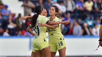 Futbolistas del América juegan con niños en la calle