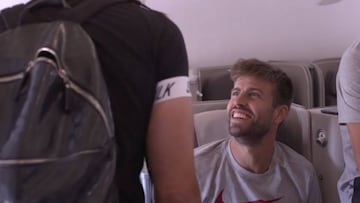 La visita sorpresa en el avión del Barça que alegró el viaje a los más veteranos
