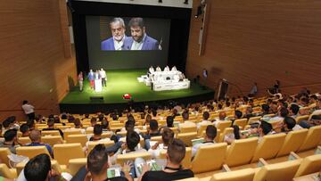 ASAMBLEA. Aspecto de la sala del Palacio de la Ciudad de las Artes de Valencia, en el momento del homenaje a Carlos Matallanas.