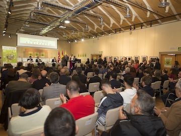 El Ayuntamiento de Valdeolmos-Alalpardo como organizador del "IV Torneo de Fútbol Cadete Vicente del Bosque. Villa de Alalpardo y del II Torneo de Fútbol Femenino" cada año premia a personas o instituciones por su apoyo al deporte.