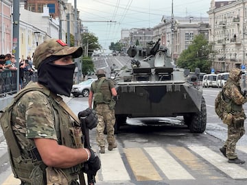Los combatientes del grupo mercenario privado de Wagner hacen guardia cerca del Distrito Militar del Sur en la ciudad de Rostov.