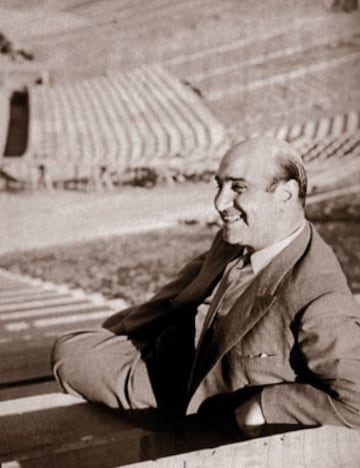 Antonio Labán fue presidente de Colo Colo y bajo su mandato se compraron los terrenos para construir el estadio Monumental (1956). Después asumió la ACF en 1962.