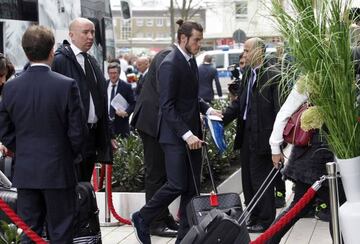 The Welshman arrives in Wolfsburg looking rather dashing.