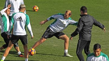Zozulya, a las órdenes de Víctor durante el entrenamiento de hoy