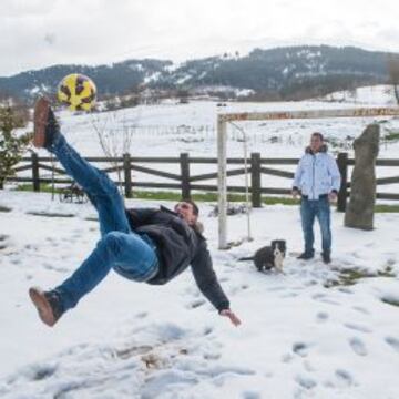 Sin miedo a la nieve. Fede, el de la chilena, y Borja San Emeterio, ayer, en su casa de Sierra de Ibio..