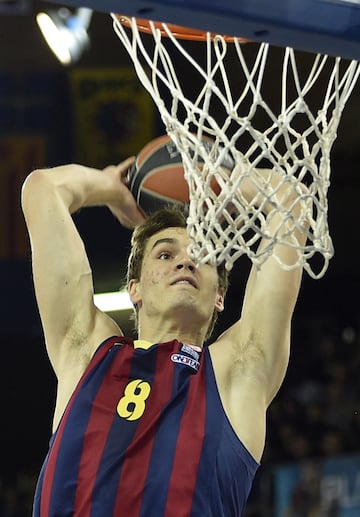 En 2012 y con 17 años, Hezonja llegó al Barça, que se convirtió en su equipo hasta que en 2015 dio el salto a la NBA (Orlando Magic). Pasó cinco temporadas en la Liga norteamericana entre los Magic, los Knicks y los Blazers. Traspasado a los Grizzlies, en Memphis no contaban con él y decidió volver a Europa, donde se comprometió con el Panathinaikos. Ese verano, en 2021, el Barça podía reclamar sus derechos, pero no lo hizo y el croata acabó en el Unics Kazán. Abandonó el equipo ruso tras la invasión de Ucrania y en 2022 fichó por el Real Madrid. En 2024, antes de que acabara su segunda temporada en el equipo blanco, negoció con el Barça, pero finalmente se quedó en la capital española.