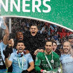 Bravo se luce y celebra su primer título con Manchester City