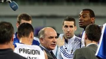 Molin da instrucciones a sus jugadores.