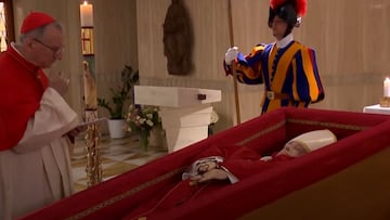 Primeras imágenes del Papa tras su fallecimiento: el féretro del Santo Padre yace en Santa Marta