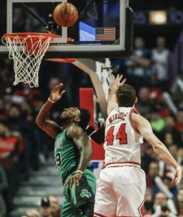 Jae Crowder ante Nikola Mirotic.