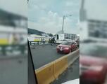 Tráiler choca contra muro de contención en Tlalnepantla