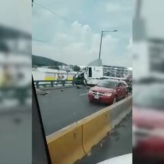 Tráiler choca contra muro de contención en Tlalnepantla