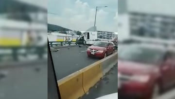 Tráiler choca contra muro de contención en Tlalnepantla