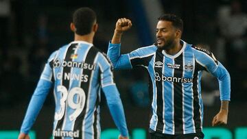 Gremio's defender Reinaldo (R) celebrates with Gremio's midfielder Gustavo Nunes after scoring his second goal during the Copa Libertadores round of 16 first leg all-Brazilian football match between Gremio and Fluminense, at the Arena do Gremio stadium, in Porto Alegre, Brazil, on August 13, 2024. (Photo by Albari Rosa / AFP)