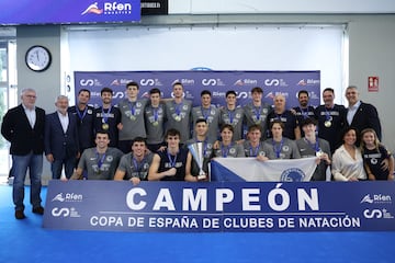 El Club Natació Sabadell, con Carles Coll en sus filas, posa con la Copa de España de Clubes masculina.