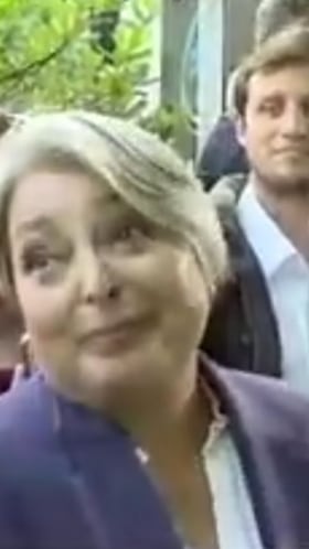 Kast se va del foro sin despedirse de Jara y ella le envía un mensaje en vivo: “Parece que...”