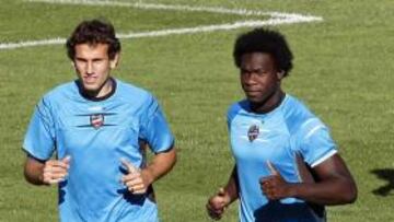 <b>LA DUPLA. </b>Luis probará con Stuani y Caicedo en la punta de ataque contra el Racing.