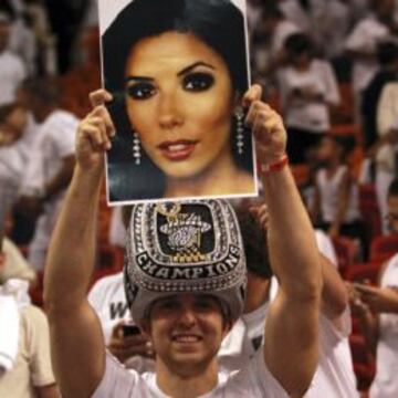 Un aficionado de los Heat muestra una foto de eva Longoria durante el segundo partido de la final Miami-San Antonio.