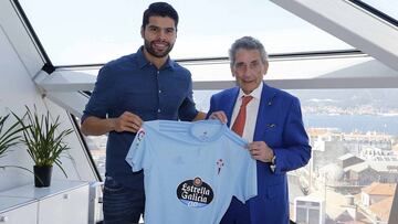 Nestor Ara&uacute;jo posa con la camiseta del Celta junto al presidente Carlos Mouri&ntilde;o en la sede del club vigu&eacute;s.