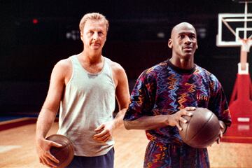 Larry Bird y Michael Jordan durante una grabación de un comercial de televisión "Nothing But Net" de McDonald's para la Super Bowl XXVII en enero de 1993 en Chicago.