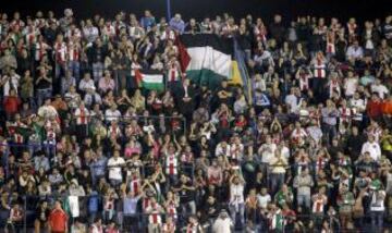 Hinchas de Palestino de Chile alientan a su equipo en La Bombonera