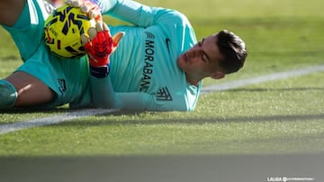 El Andorra, que necesita espabilar cuanto antes, perdió contra el Almería, en un partido con alternativas. Yaakobishvili encajó dos goles, sí. Pero salvó otros tantos gracias a seis intervenciones de mérito.