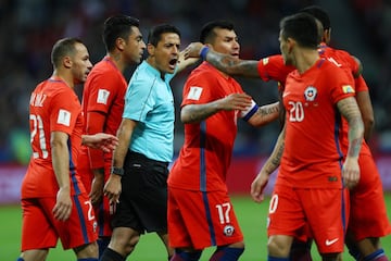 KAZAN, RUSSIA - JUNE 22: Referee Alireza Faghani attempts to calm the Chile players down during the FIFA Confederations Cup Russia 2017 Group B match between Germany and Chile at Kazan Arena on June 22, 2017 in Kazan, Russia. (Photo by Ian Walton/Getty Images)