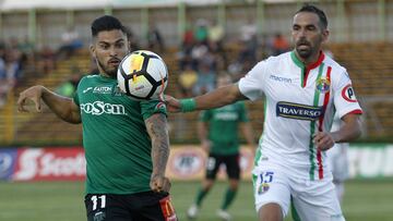 El jugador de Temuco Kevin Harbotlle, izquierda, juega el balón contra Audax Italiano durante el partido de primera division
