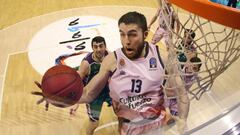 Mike Tobey coge un rebote durante el Unicaja M&aacute;laga-Valencia Basket.