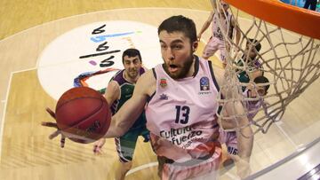 Mike Tobey coge un rebote durante el Unicaja Málaga-Valencia Basket.