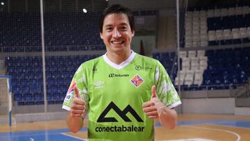 El ala brasileño Bruno Rocha 'Chaguinha' posando en su presentación con el Palma Futsal.