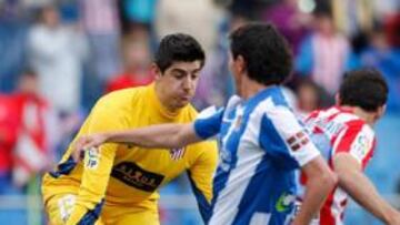 <b>AL FINAL. </b>Vela aprovecha la indecisión de Juanfran para marcar.