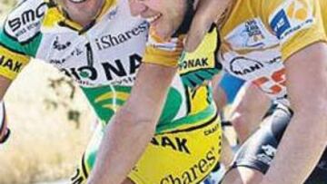 <b>NO PIERDE EL HUMOR. </b>Martín Perdiguero bromeó ayer con Carlos Sastre. Al mal tiempo, buena cara.