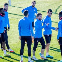 Yuri Berchiche doma su talón y se incorpora al grupo