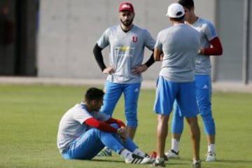 El arquero de Universidad de Chile Johnny Herrera durante la practica matutina en el CDA de Santiago, Chile.