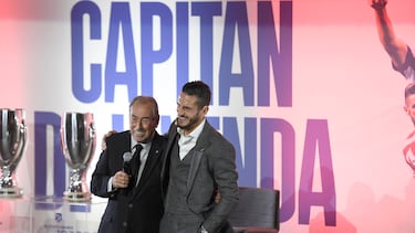 Koke, con Adelardo, al que superó en número de partidos con el Atlético.