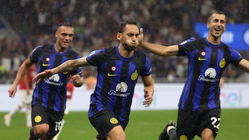 Milan (Italy), 16/09/2023.- Inter Milan'Äôs Hakan Calhanoglu (C) celebrates scoring the 4-1 goal during the Italian Serie A soccer match between Inter Milan and AC Milan in Milan, Italy, 16 September 2023. (Italia) EFE/EPA/MATTEO BAZZI
