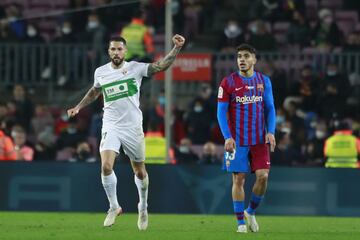 El delantero argentino marcó el primer gol del Elche tras realizar un fuerte disparo que perforó la meta defendida por Ter Stegen.