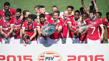 Los jugadores del PSV celebran el t&iacute;tulo. 