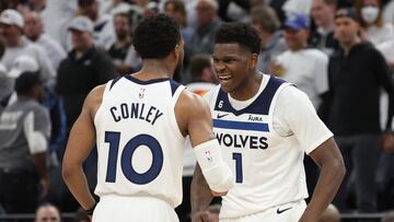 Anthony Edwards y Mike Conley celebran una canasta durante el Minnesota Timberwolves-Denver Nuggets.