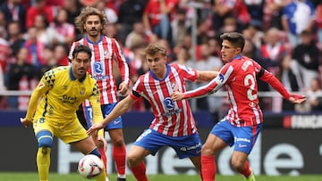 Pablo Barrios junto a Giuliano Simeone durante un partido.