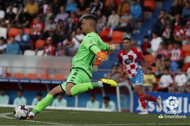 Whalley no tuvo una tarde muy ajetrada ante el Oviedo, pero las tres paradas que realizó le hacen merecedor de este puesto. A destacar dos, una a disparo de Koba desde fuera del área, que le botó justo antes de meter las manos; y otra en el añadido, en un remate en falso de su compañero Miguel Loureiro dentro del área pequeña, que le obligó a estirarse.