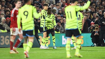 Nottingham (United Kingdom), 30/01/2024.- Arsenal'Äôs Bukayo Saka celebrates with team mates after scoring a goal during the English Premier League soccer match between Norttingham Forest and Arsenal FC, in Nottingham, Britain, 30 January 2024. (Reino Unido) EFE/EPA/PETER POWELL EDITORIAL USE ONLY. No use with unauthorized audio, video, data, fixture lists, club/league logos, 'live' services or NFTs. Online in-match use limited to 120 images, no video emulation. No use in betting, games or single club/league/player publications.