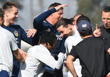 Zlatan Ibrahimovic es recibido por sus nuevos compañeros. 
