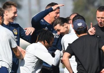 Zlatan Ibrahimovic es recibido por sus nuevos compañeros.