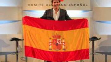 Rafa Nadal posa con la bandera de España en la sede del Comité Olímpico Español.