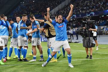 1-0. Goivanni Simeone celebra el cuarto gol de Piotr Zielinski.